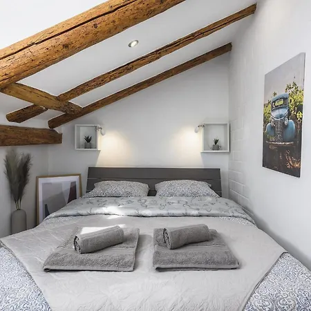 아파트 Cozy For Smaller Groups 포레치