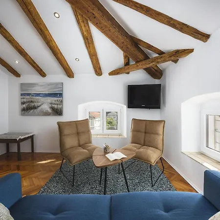 아파트 Cozy For Smaller Groups 포레치